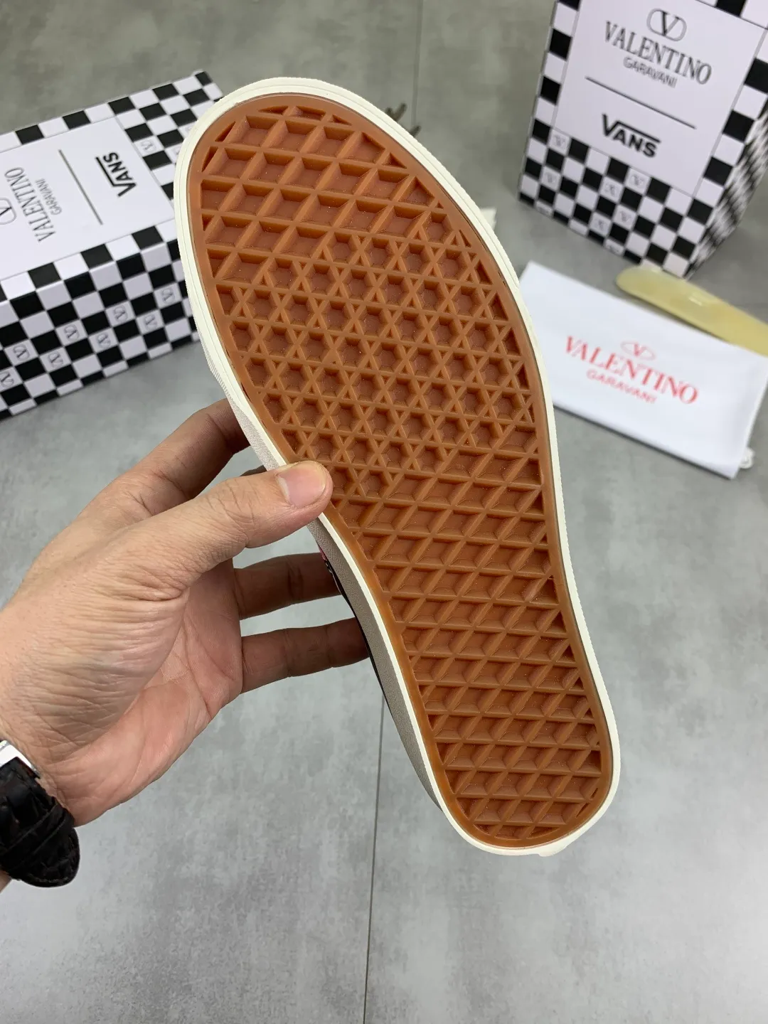 Men's shoes 💰P460 New Valentino❌Wans co-branded Valentino and Vans release new co-branded sneakers, integrating Valentino's Italian high-definition aesthetics and Vans's free and authentic spirit, giving classic shoes a personality that spans the ages. Many stars - Jolin Tsai. Yang Zi. Liu Wen. Ma Baiquan. Choi Soobin. freen. Song Zuer. JJ Lin. zel. Cecilia Cheung. shark. Xin Yunlai...Same style. Female model: 35-42 (41.42 is custom-made and non-refundable) Men's model: 39-46 (45.46 is custom-made and non-refundable)